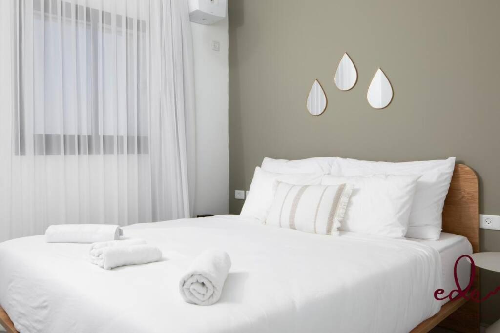 Apartment דירה משפחתית סופר מרווחת במיקום מרכזי - By Edom *